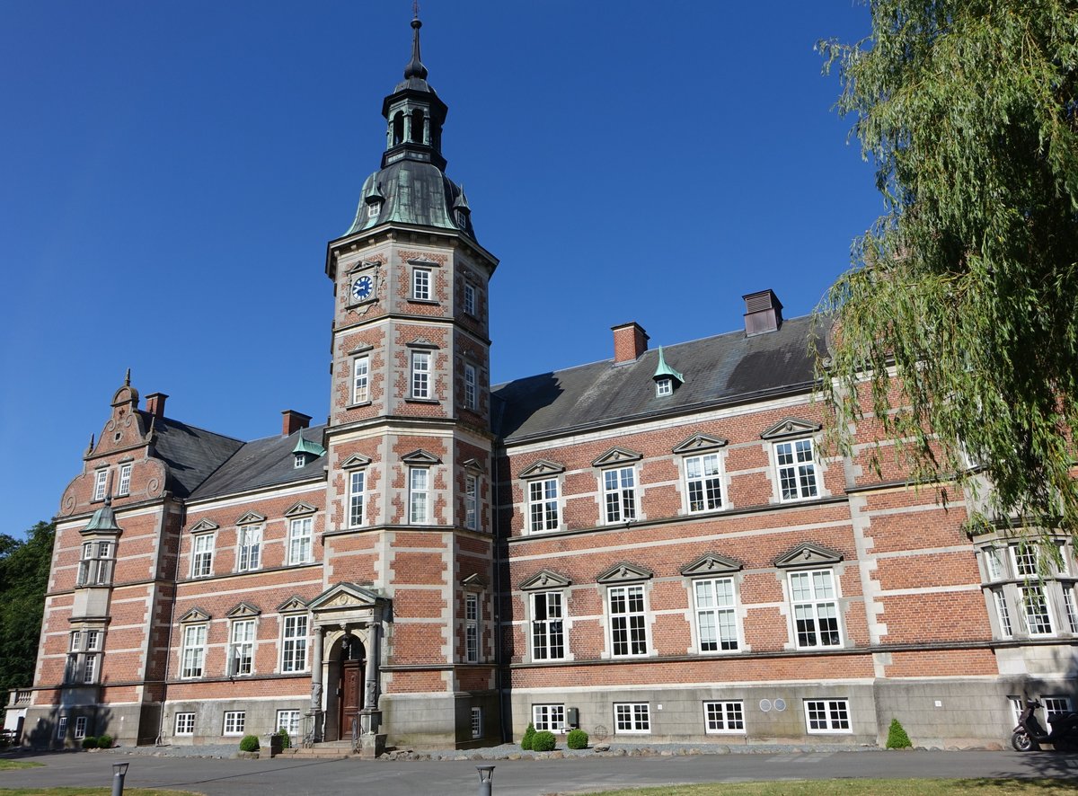 strup, Schloss strupgaard, erbaut von 1881 bis 1882 durch Elias Mller (06.06.2018)