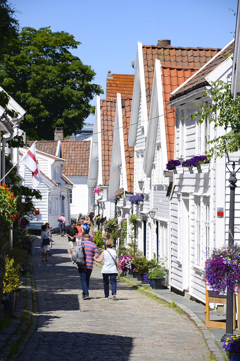 Øvre Strandgate in der Stavanger Altstadt (»Gamle Stavanger«) in Norwegen. Aufnahme: 3. Juli 2018.
