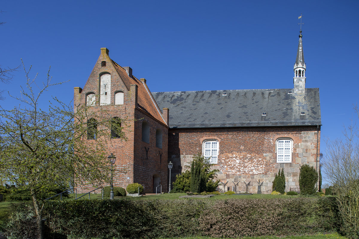 22.3.2020 - Zetel / Friesland - Die evangelische St- Martins-Kirche in Zetel