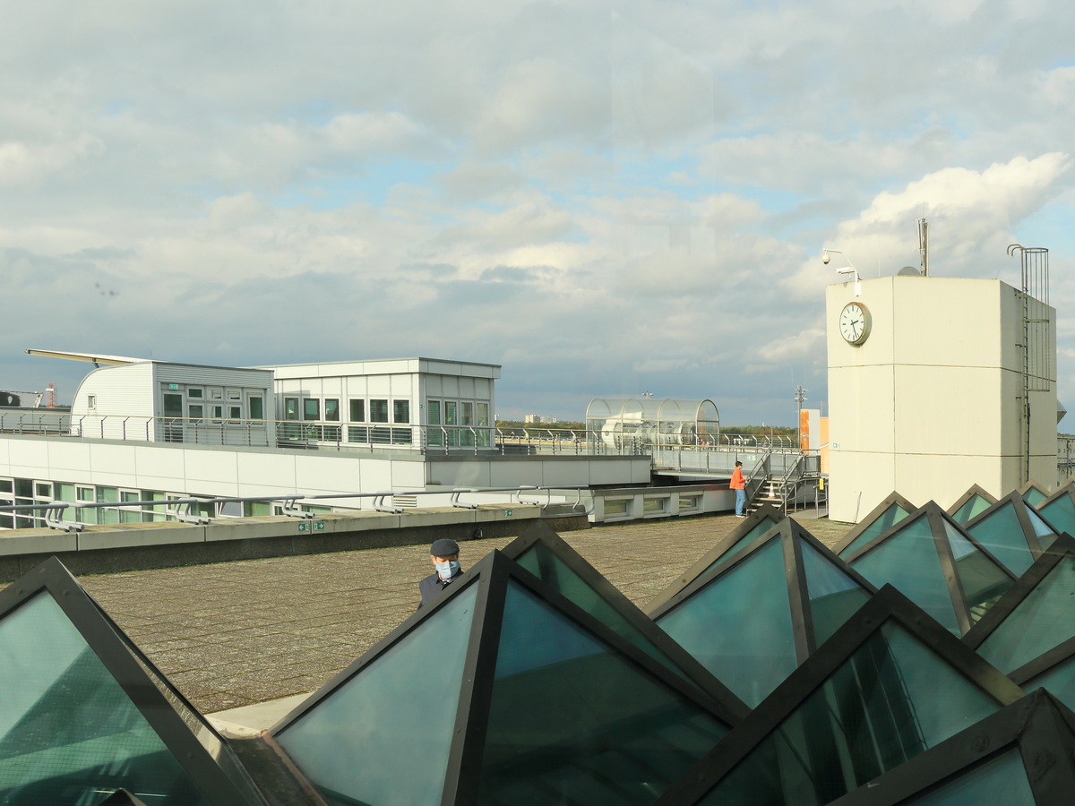 24. Oktober 2020, Blick in Richtung Terrasse des noch aktiven Flughafen Berlin Tegel. 