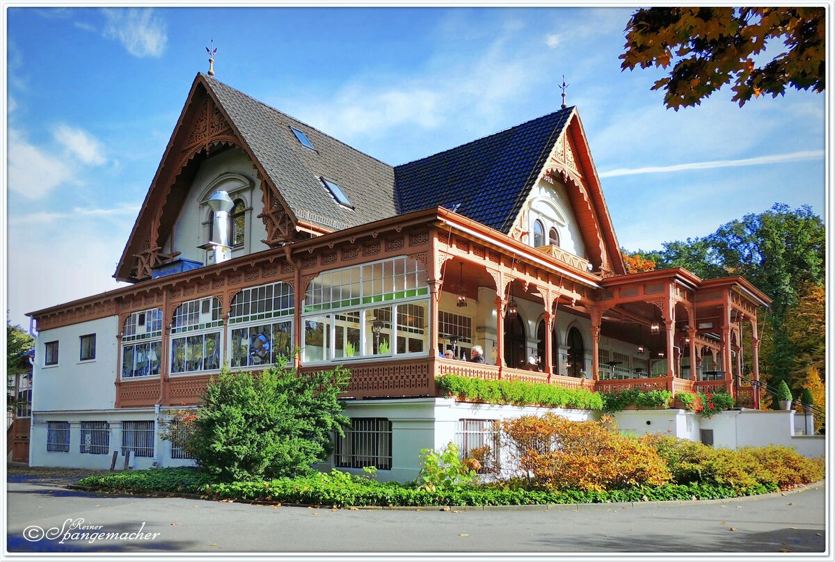 26.10 2015. Die Meierei im Bremer Brgerpark. Historisches Bauwerk, mit groer Geschichte. Heute eines der schnsten und grten Restaurants im Park. 