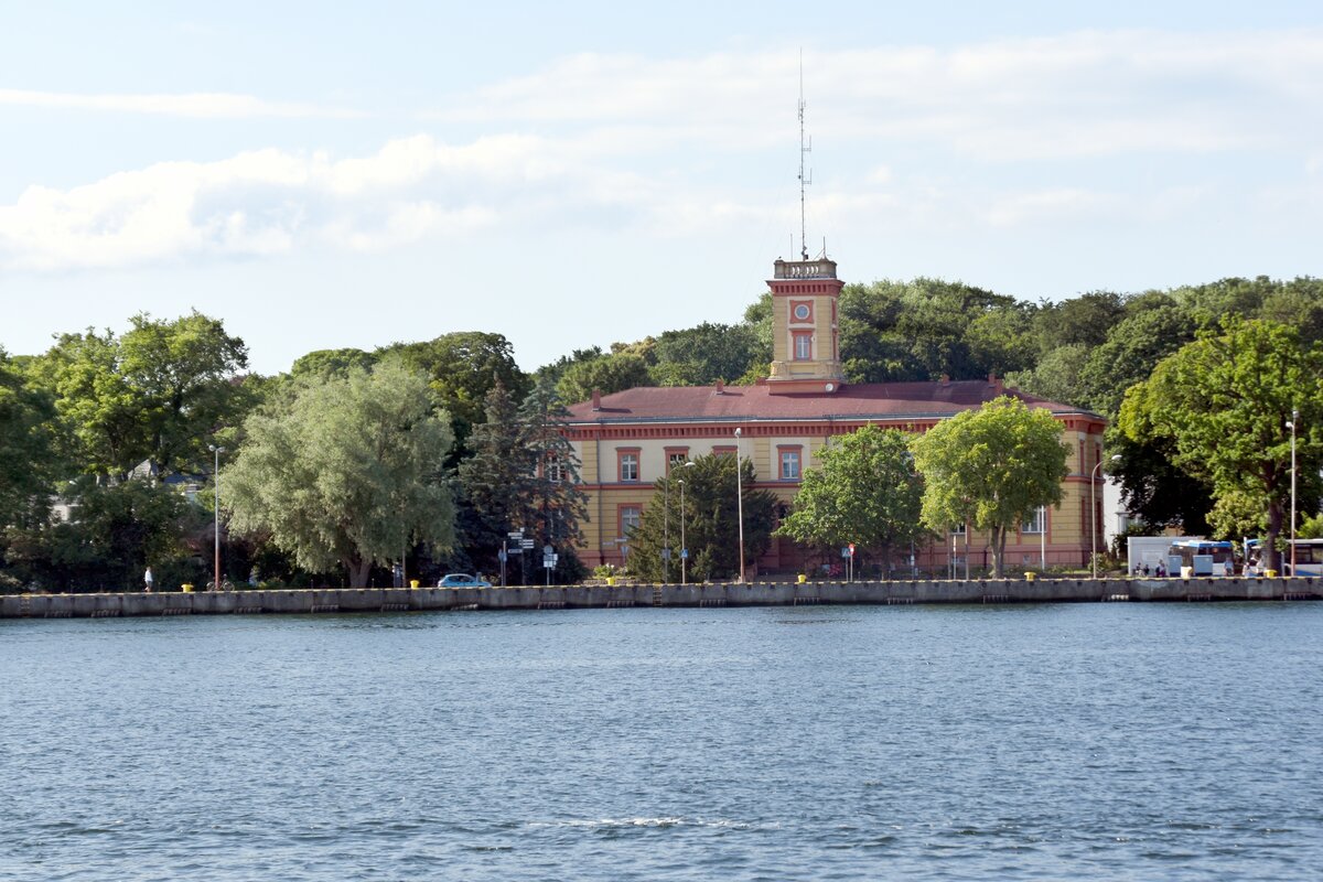 ŚWINOUJŚCIE, 07.07.2025, Blick �ber die Świna auf das Geb�ude der Hafenmeisterei