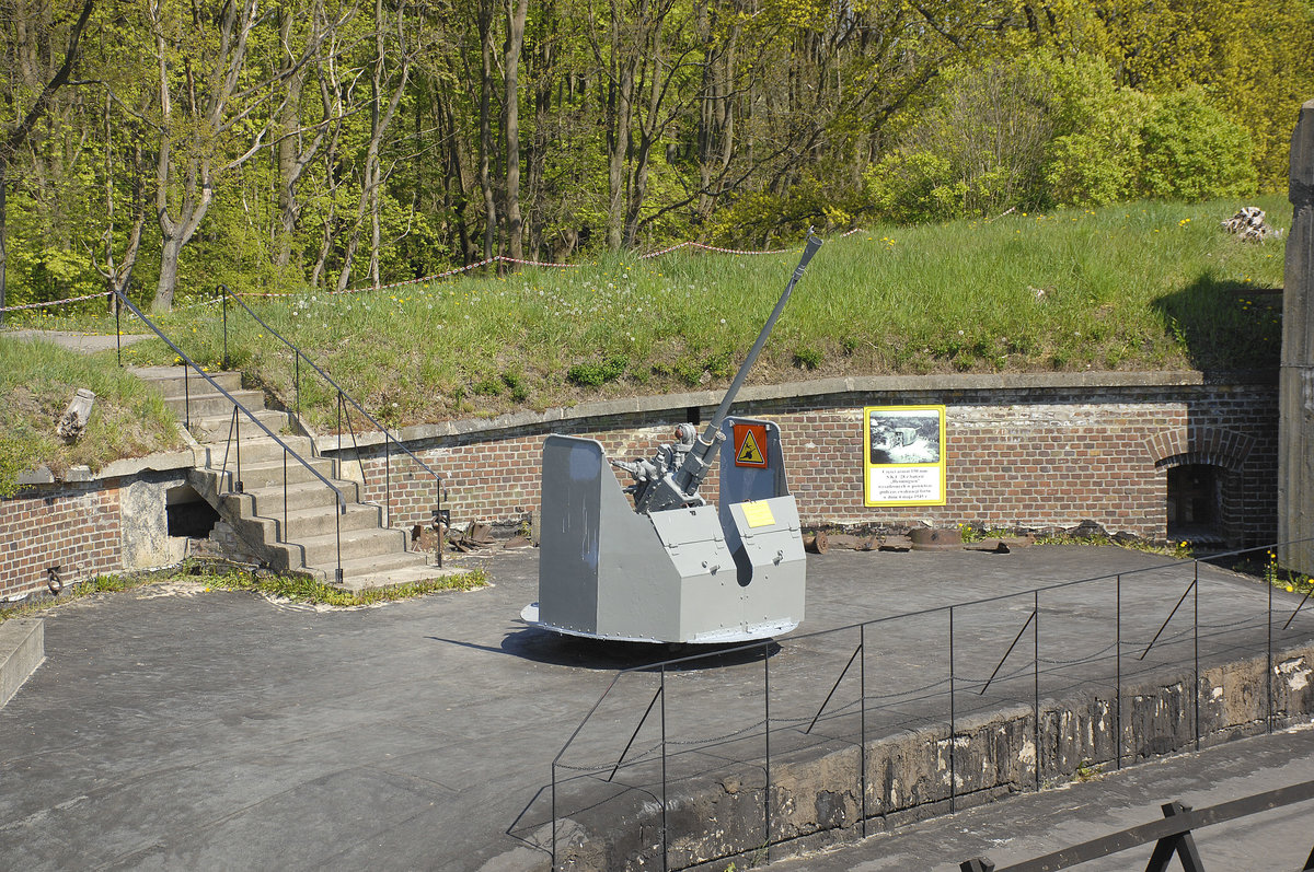 Świnoujście - Die Westbatterie (Fort Zachodni) liegt am nordstlichen Stadtrand, direkt an der Swine. Es ist ein 1856–1861 gebautes preuisches Fort, welches einst in Verbindung mit anderen Festungen der Verteidigung der Stadt und ihres Hafens diente. Aufnahme: 6. Mai 2016.