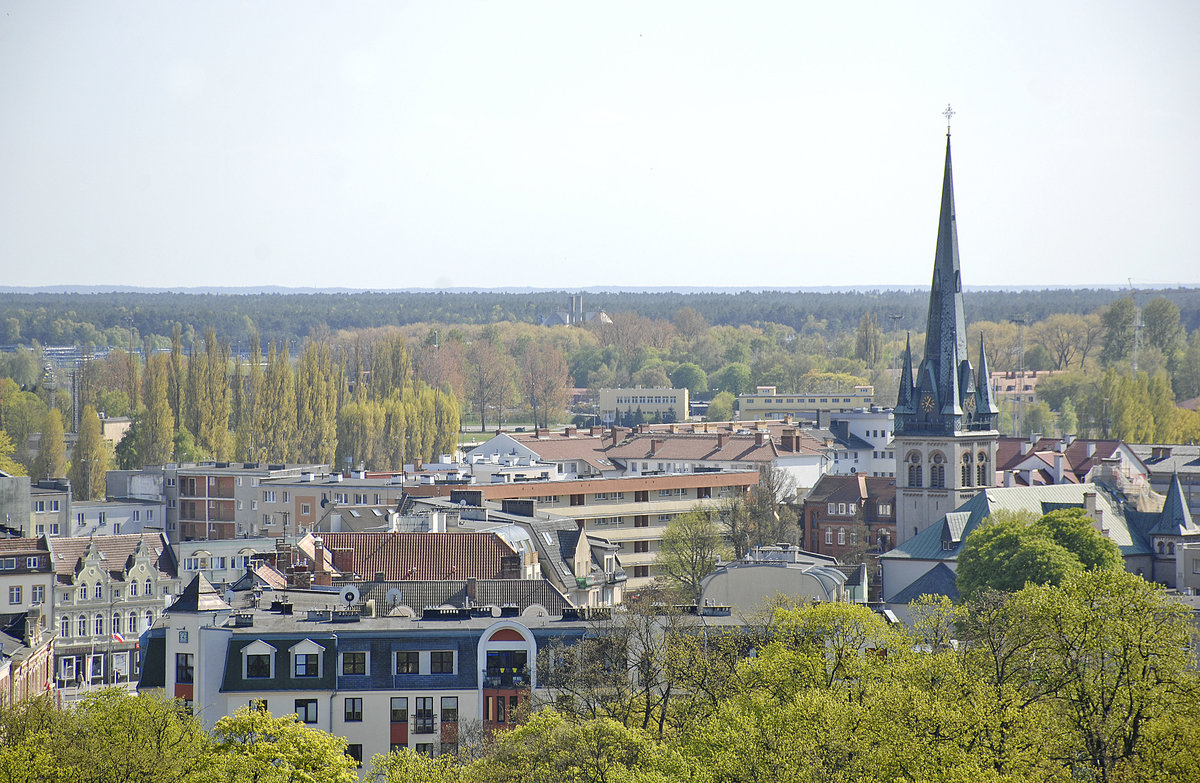 Świnoujście (Swinemnde). Aussicht vom Cafe Wiesla (Lutherturm) Richtung Sd. Rechts im Bild ist die Kościł Christus Krla (Christuskirche) zu sehen. Aufnahme: 7. Mai 2016.