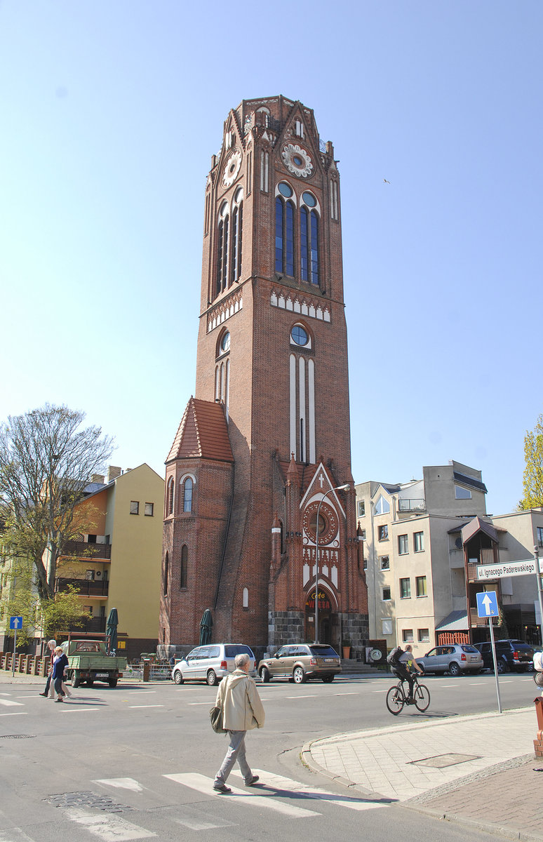 Świnoujście (Swinemnde). Von der einstigen, 1906 geweihten neogotischen Lutherische ist nur ihr roter Backsteinturm erhalten, allerdings ohne seine Spitze. Von ganz oben geniet man die schnste Aussicht auf die Stadt und ihre Umgebung. Aufnahme: 7. Mai 2016.