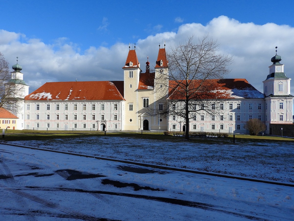 5 Trme von 15 des Stiftes Vorau sind im Innenhof zu erkennen; 160107