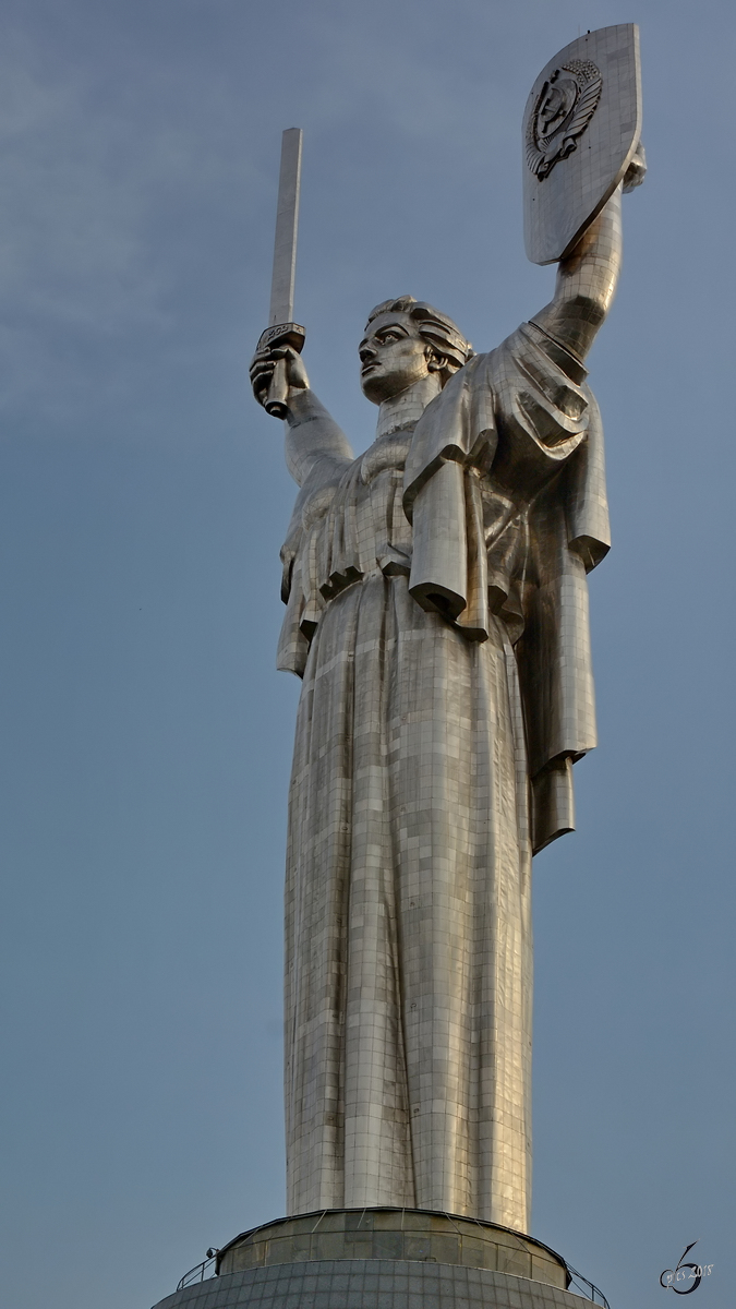 62m hoch mit 36m groem und 13 Tonnen schwerem Schild plus 16m langen und 9 Tonnen schweren Schwert. Wahrlich gigantische Dimensionen der aus rostfreiem Stahl bestehenden Mutter-Heimat-Statue in Kiew. (April 2016)