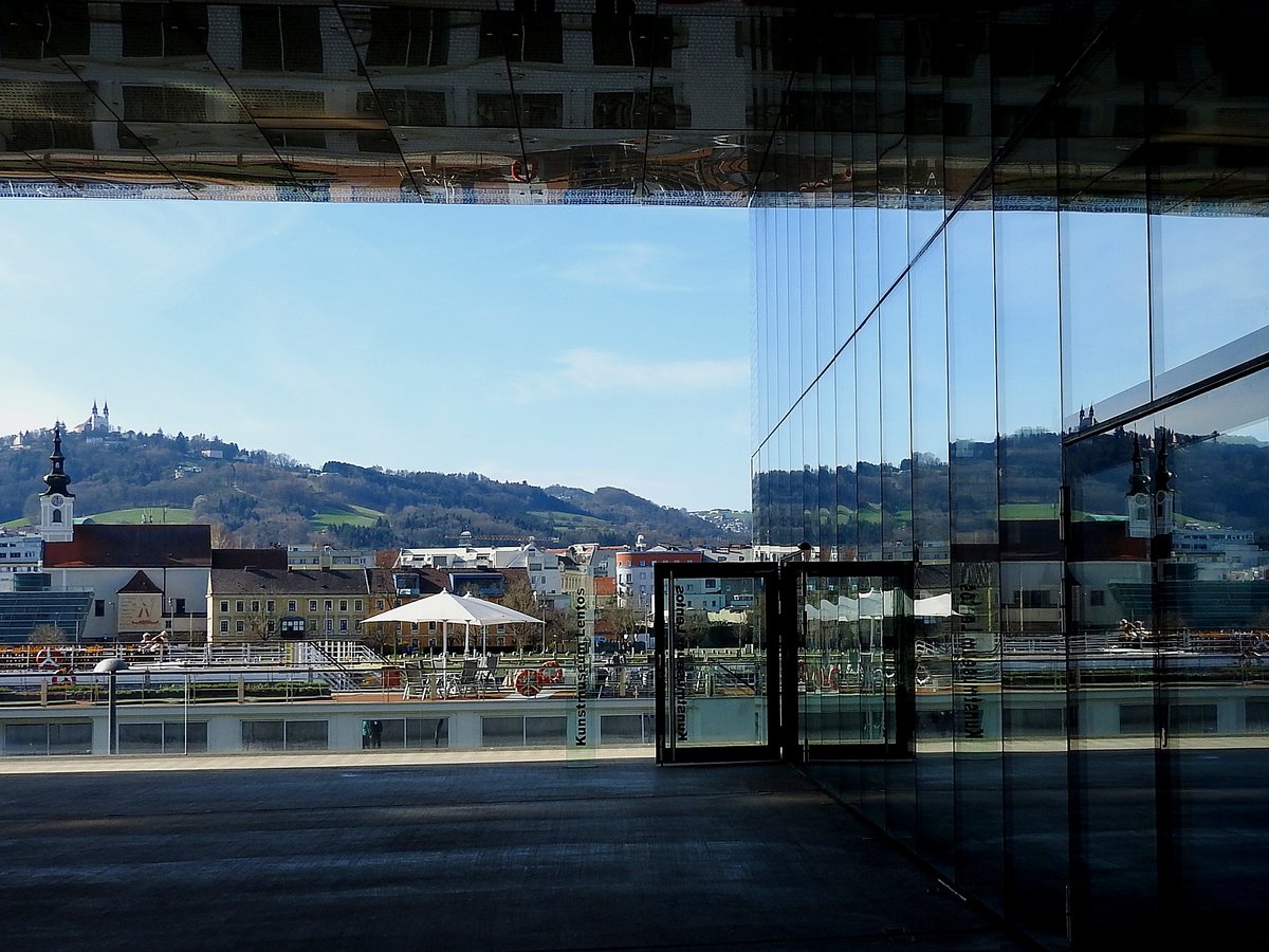 7 Kirchtrme, Spiegelung, Kunst beim Kunstmuseum Lentos, oder wie immer man dieses Bild benennen mchte;
bzw. Kirchturm von Linz-Urfahr, sowie Pstlingbergkirche spiegelt sich in der Glasfassade vom Kunstmuseum; 180406
