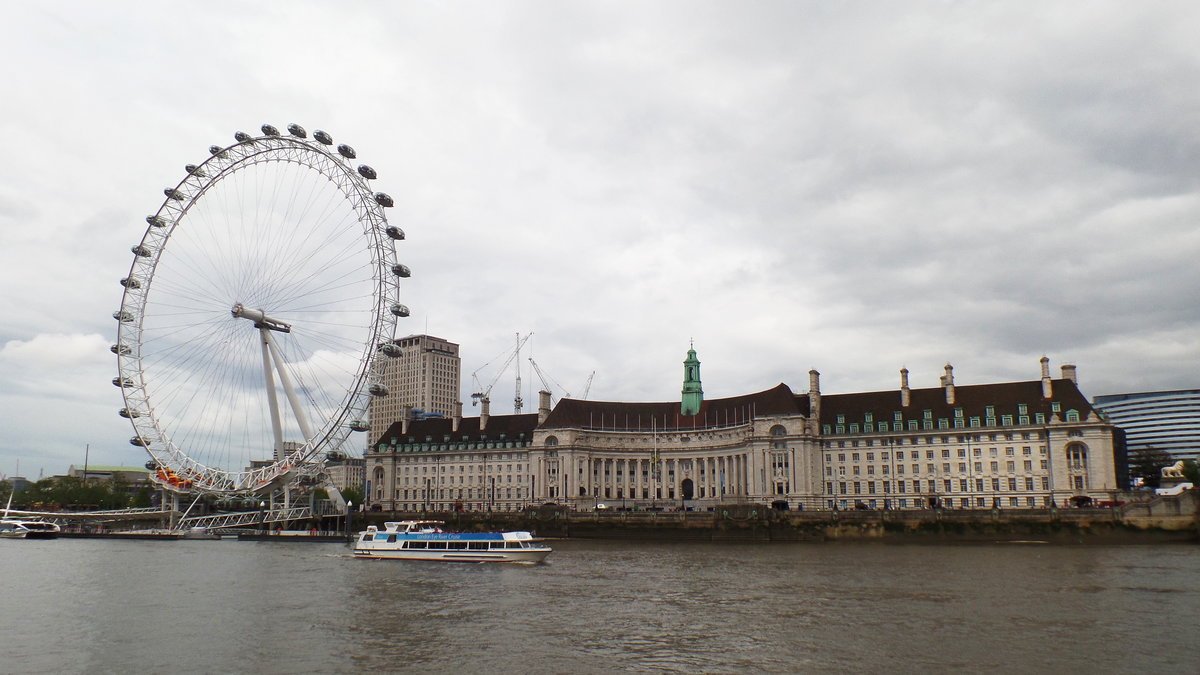 “London Eye” und das “Sea Life London Aquarium” am 14.6.2016 im ehemaligen Gebude der London County Council (LCC). 