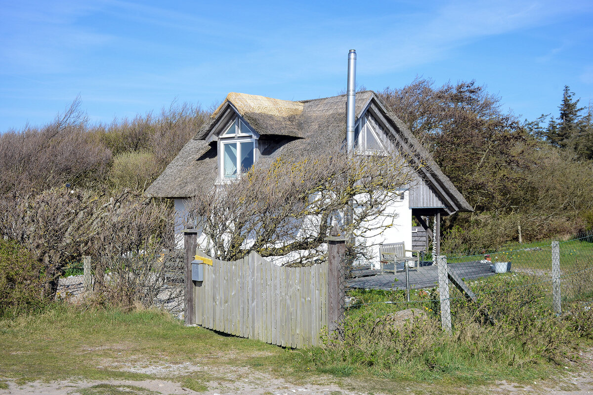 „Lonas Haus“ aus der Fernsehserie „Nord bei Nordwest“, die auf ARD ausgestrahlt wird. Das Haus liegt nicht weit vom Jimi-Hendrix-Gedenkstein bei Fl�gge auf der Westseite der Ostseeinsel Fehmarn entfernt. Bis Folge 11 mimte Henny Reents den weiblichen Dorfsheriff Lona Vogt. Mit Folge 11 schied Darstellerin Henny Reents aus der Reihe aus. Aufnahme: 27. April 2026. 