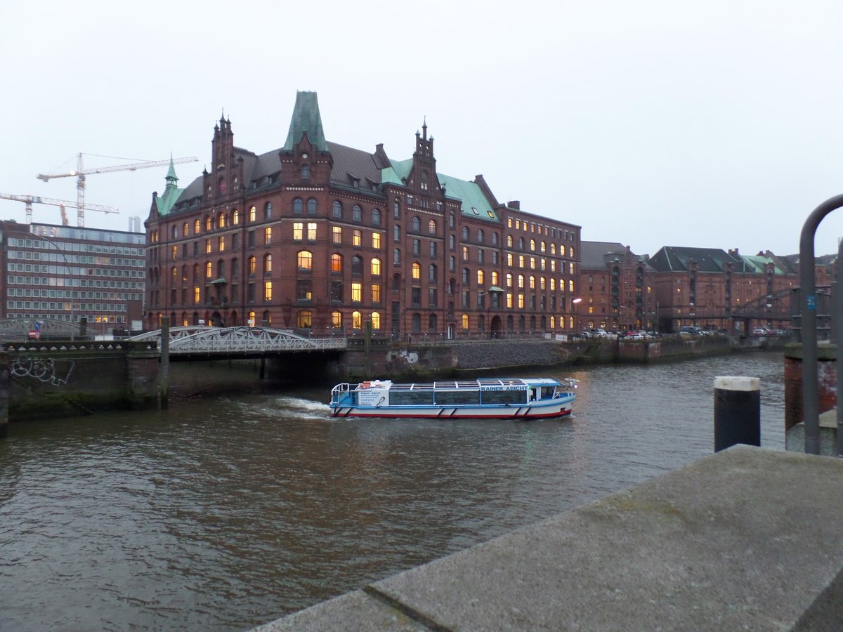 8239 Hamburg am 15.12.2016: Blick ber den Zollkanal zu den Speichern  an der Strae „Brook“ /