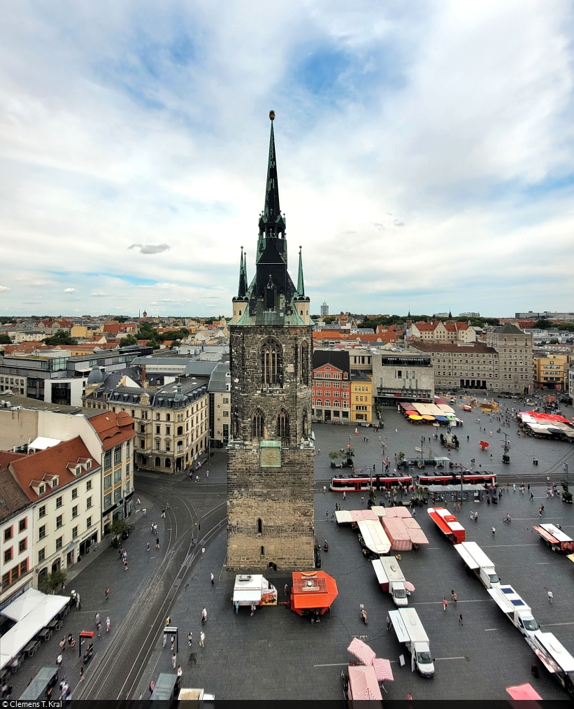 84 Meter hoch ist der Rote Turm auf dem Marktplatz in Halle (Saale). Fast auf gleicher Hhe befinden sich die Hausmannstrme, von denen die Aufnahme entstand.

🕓 18.7.2023 | 15:32 Uhr
