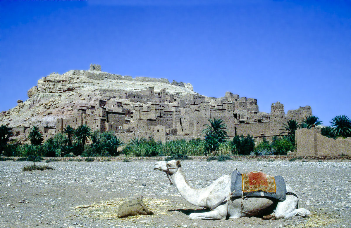 At-Ben-Haddou - Der komplette alte Ortskern ist seit dem Jahr 1987 von der UNESCO als Weltkulturerbe anerkannt. Bild vom Dia. Aufnahme: November 1996.