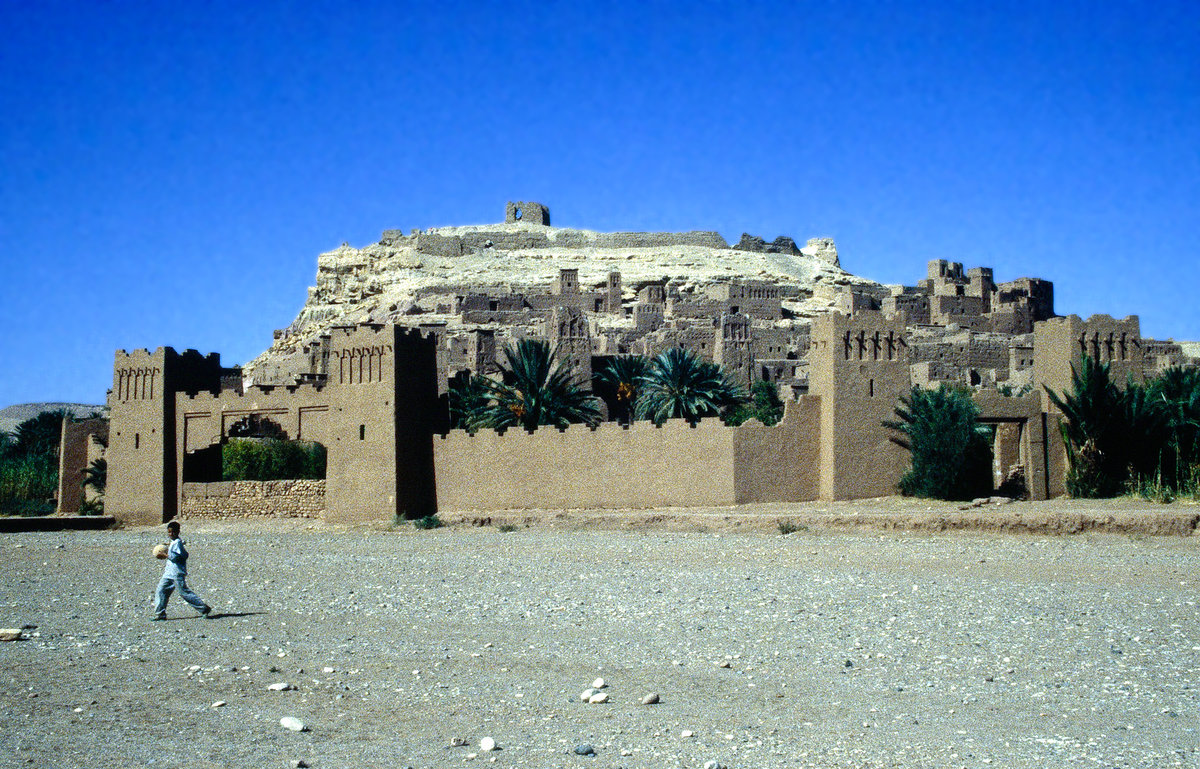 At-Ben-Haddou mit ausgetrocknetem Flusstal des Asif Mellah. Bild vom Dia. Aufnahme: November 1996.