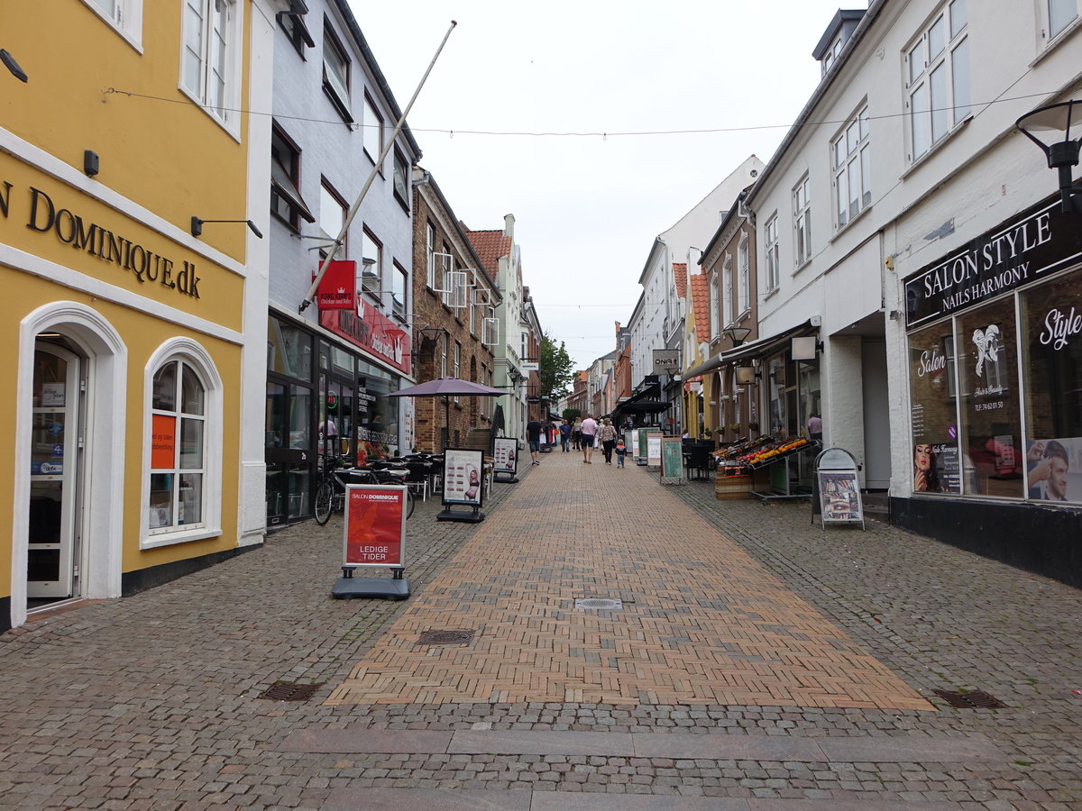 Aabenraa, Geschfte und Huser in der Storegade (20.07.2019)