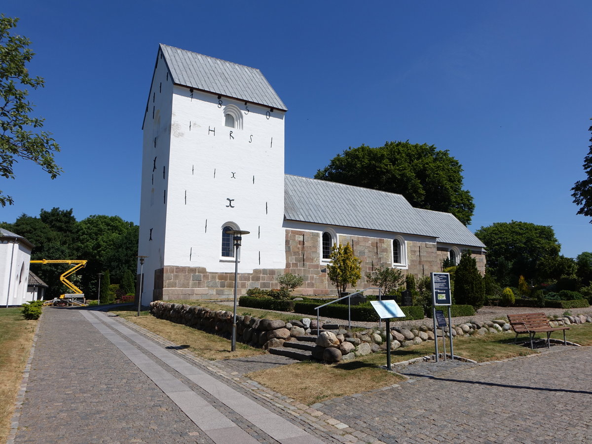 Aabybro, romanische Ev. Kirche, erbaut um 1150, Grabkapelle von 1850 (08.06.2018)