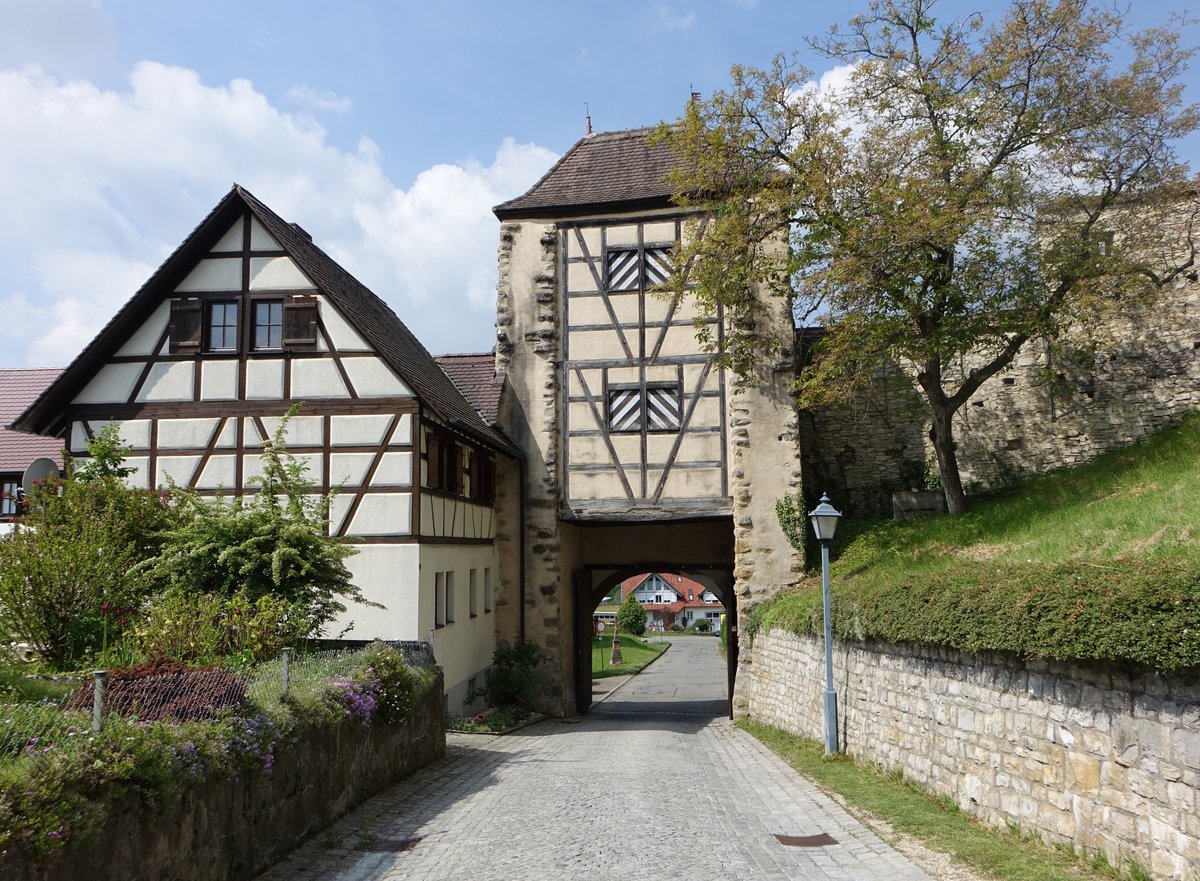 Aach, Unteres Tor, zweigeschossiger Bau mit Fachwerkobergeschoss, erbaut im 17. Jahrhundert (25.05.2017)