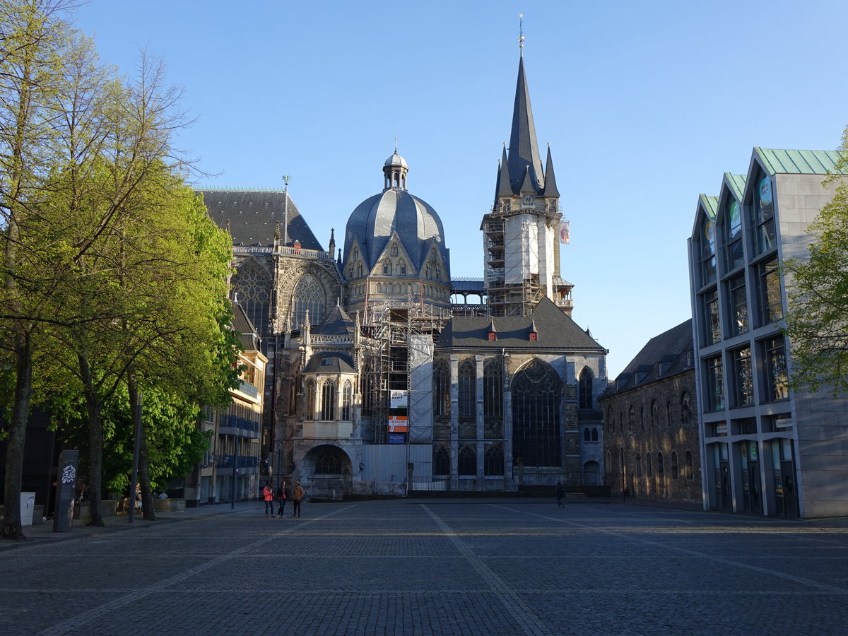 Aachen, Dom, Nordfassade am Katschhof, erbaut von 795 bis 803 (04.05.2016)