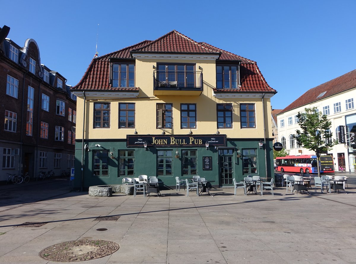 Aalborg, John Bull Pup am Nytorv Platz in der Altstadt (08.06.2018)