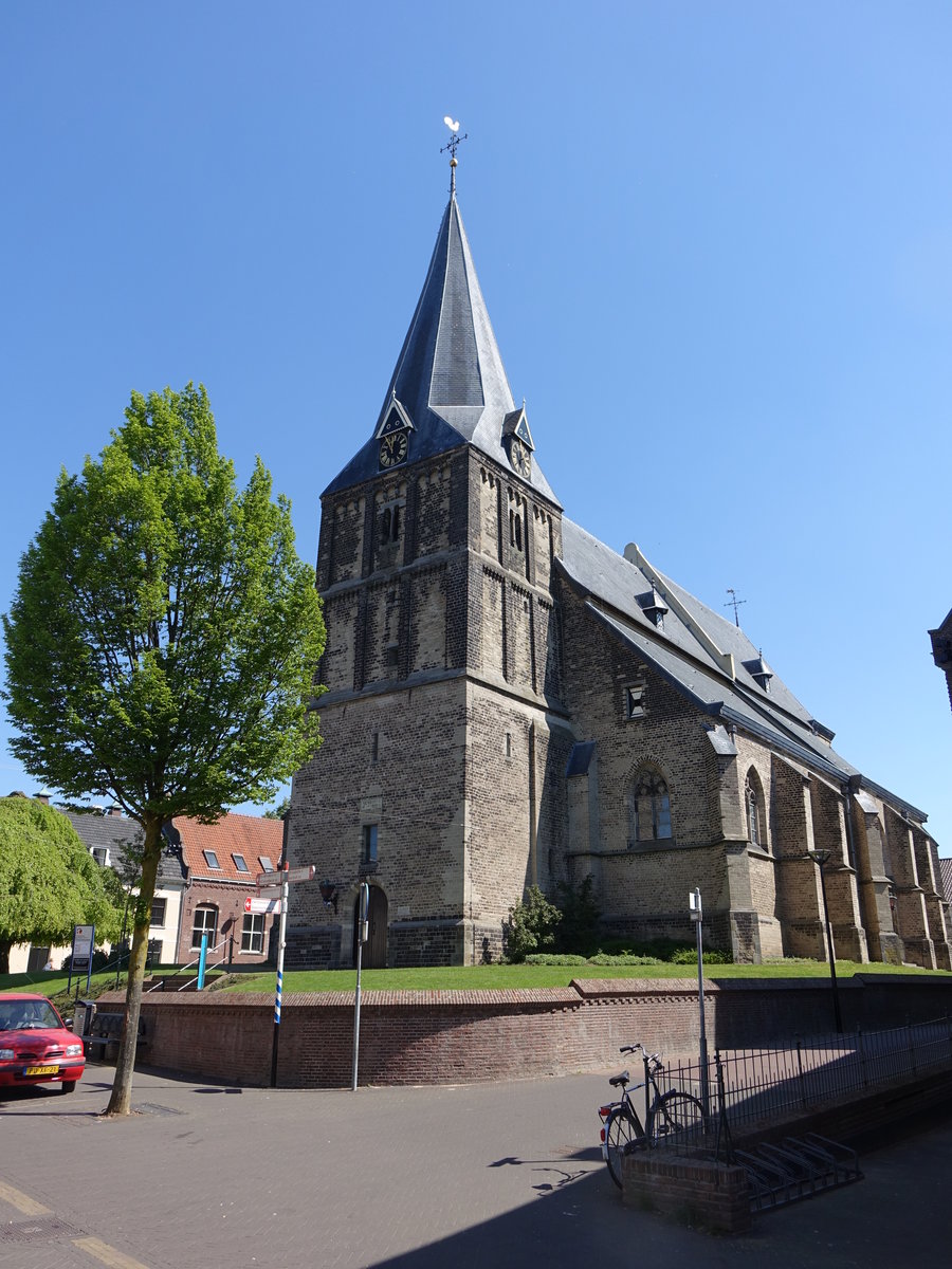 Aalten, alte St. Helena Kirche, sptgotisch, erbaut von 1475 bis 1550 (08.05.2016)