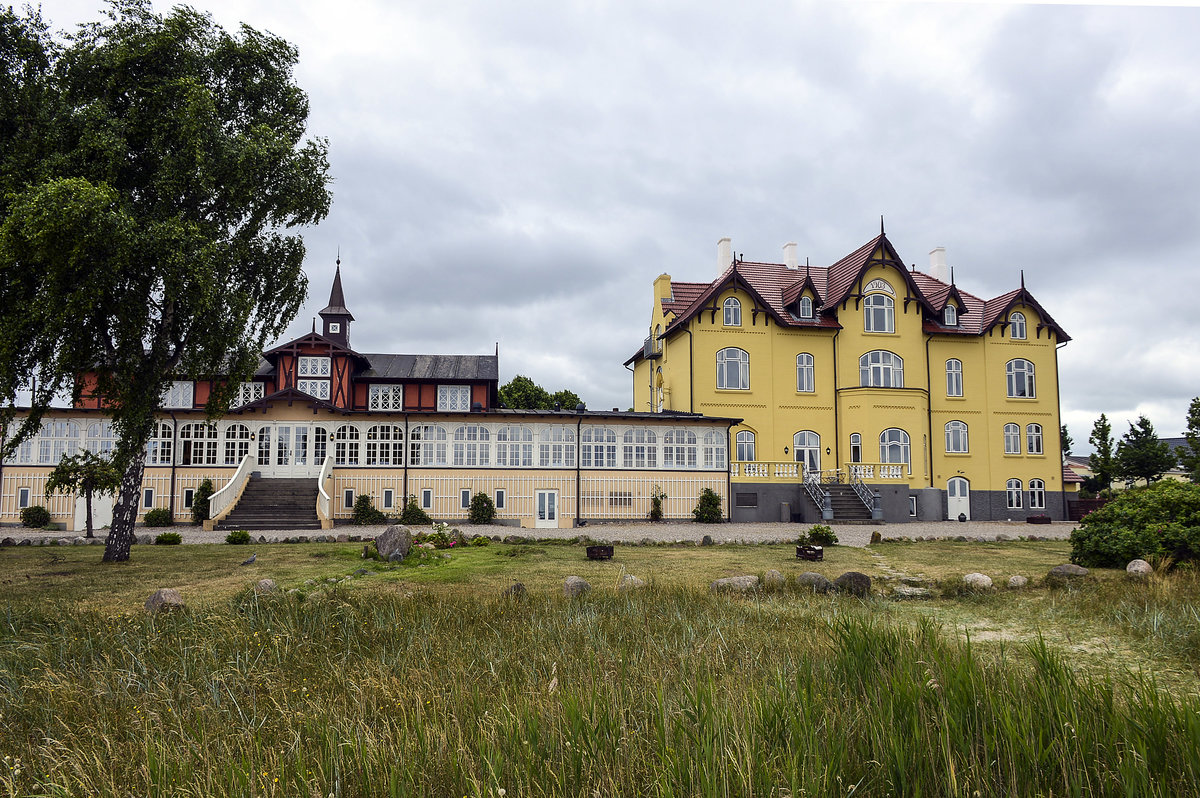 Aarsund Badehotel stlich von Haderslev (Deutsch: Hadersleben) in Nordschleswig ist ein Hotel gelegen in naturschner Lage mit direktem Strandzugang. Das Hotel wurde 1903 erbaut. Bis 1920 war Nordschleswig ein Teil des deutschen Reiches. Aufnahme: 23. Juni 2018.