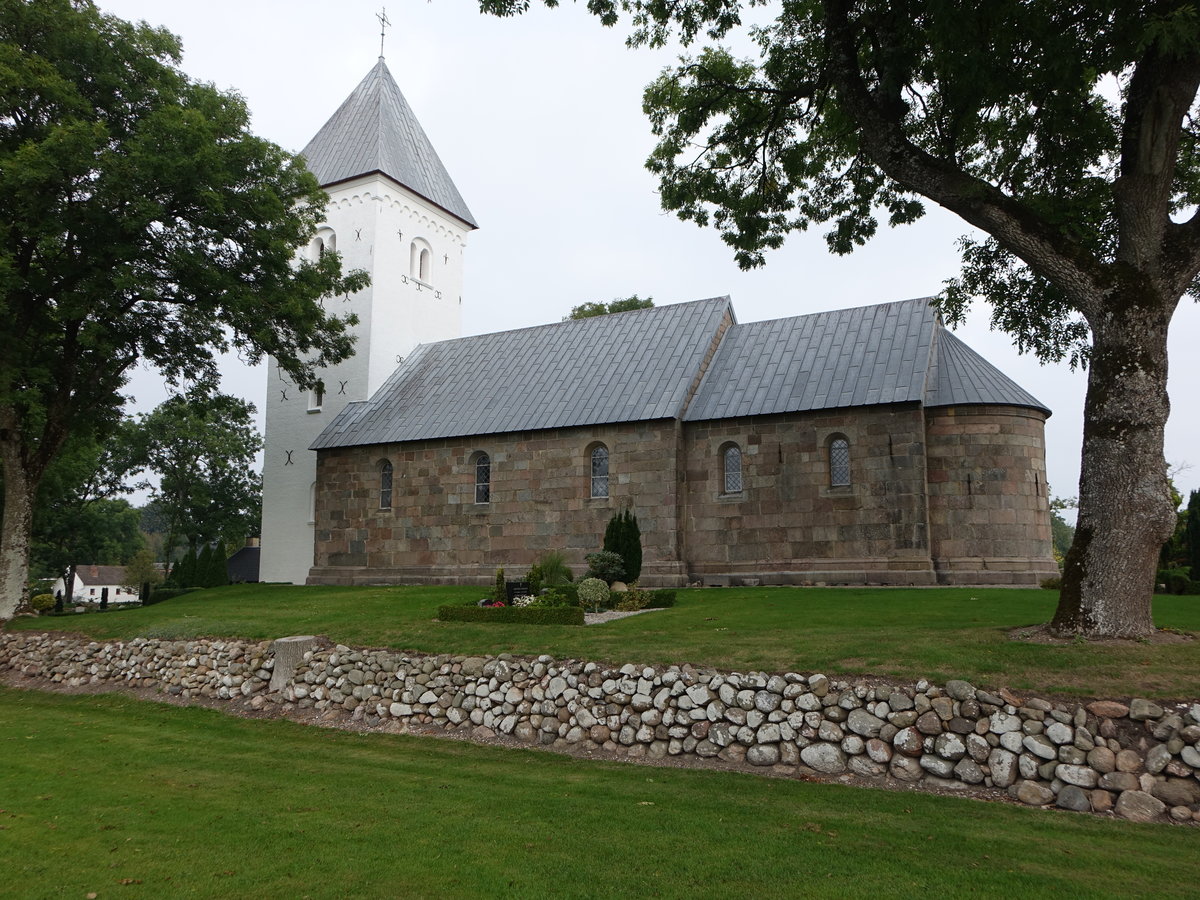 Aarestrup, romanische evangelische Dorfkirche, erbaut im 12. Jahrhundert, Westturm mittelalterlich (22.09.2020)
