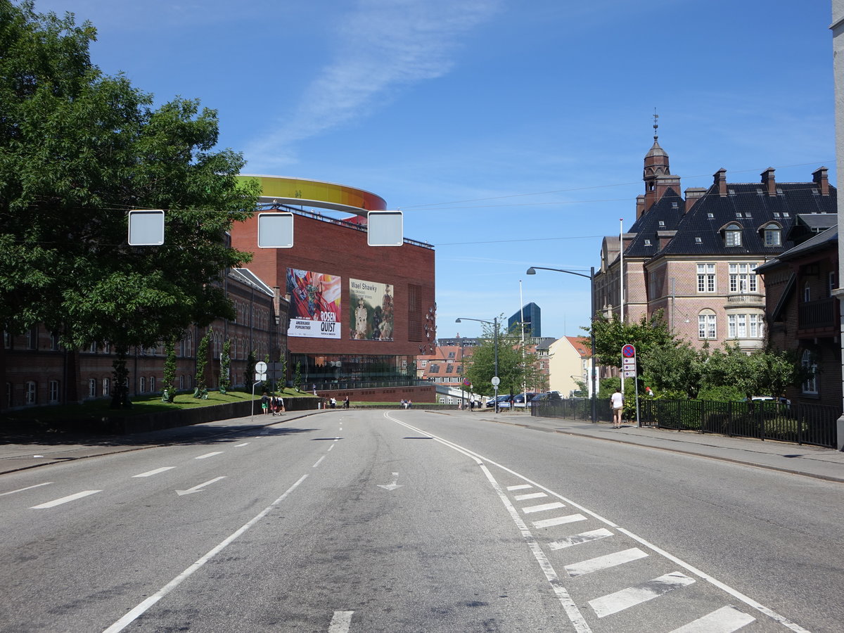 Aarhus, das ARoS Aarhus Kunstmuseum ist ein vom lokalen Architekturbro Schmidt, Hammer & Lassen entworfenes[1] Kunstmuseum in der dnischen Stadt Aarhus mit einem Schwerpunkt auf Gegenwartskunst (07.06.2018)