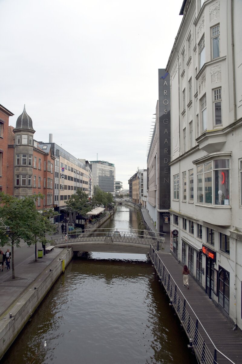 AARHUS (Midtjylland), 03.09.2023, Blick vom Sankt Clemens Torv auf die Aarhus �, einem regulierten Wasserlauf