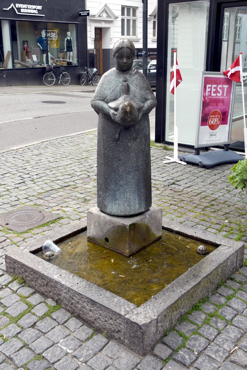 AARHUS (Midtjylland), 03.09.2023, Skulptur in einem Brunnen im Stadtzentrum