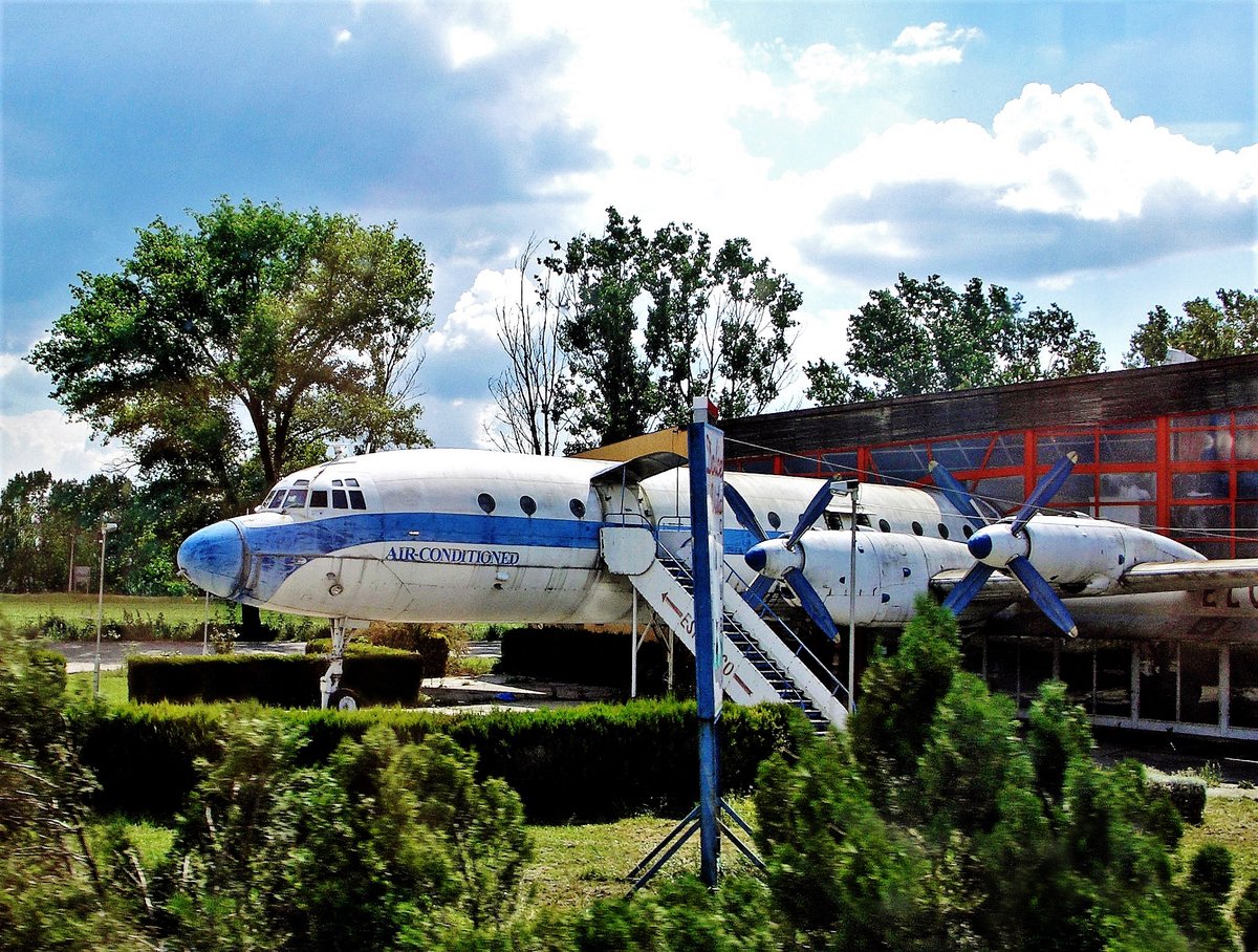 Abda bei Gyr, ehemaliger Flugzeug Ilyushin IL-18 HA-MOI
 der Malev Hungarian Airlines als Restaurant, von 1990 bis 2004. (nach zehn Jahren Pause, ist das Flugzeug, November 2014, an einen anderen Ort umgezogen) - 10.06.2006