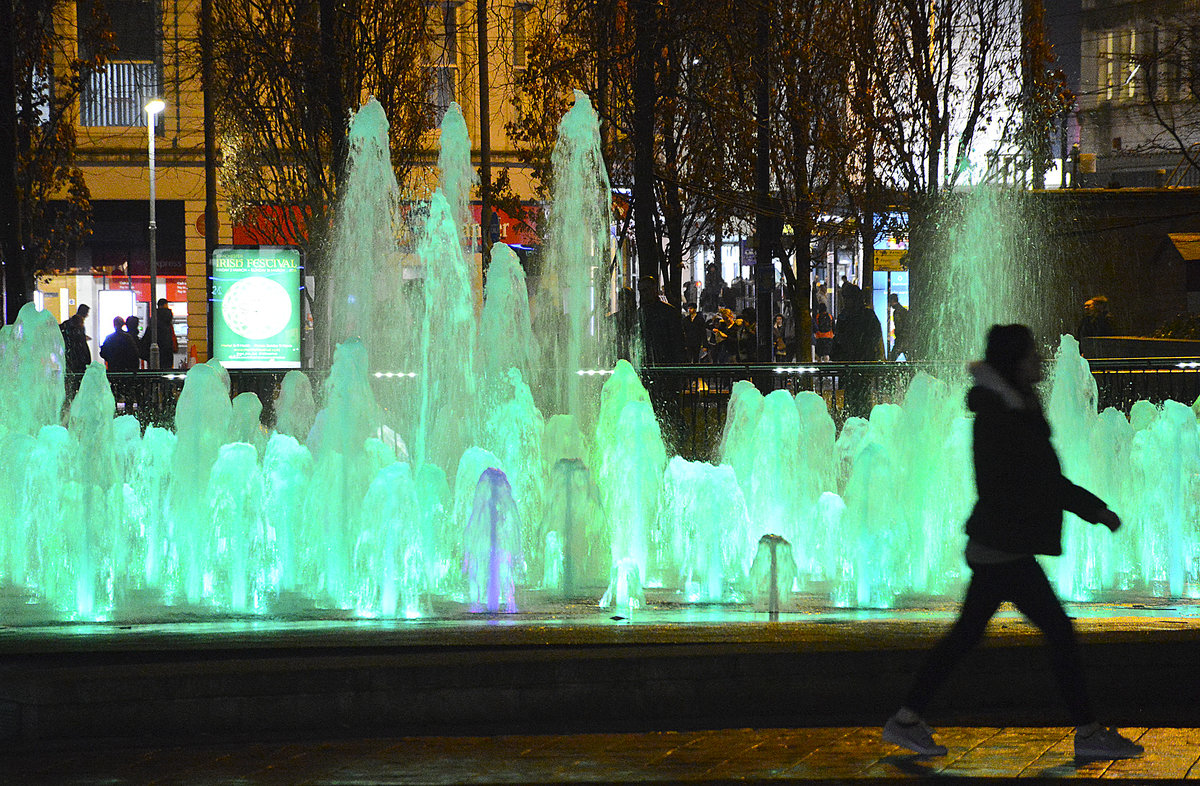 Abendaufnahme vom Springbrunnen in den Piccadilly Gardens in Manchester City Centre - England. Aufnahme: 10. Mrz 2018.