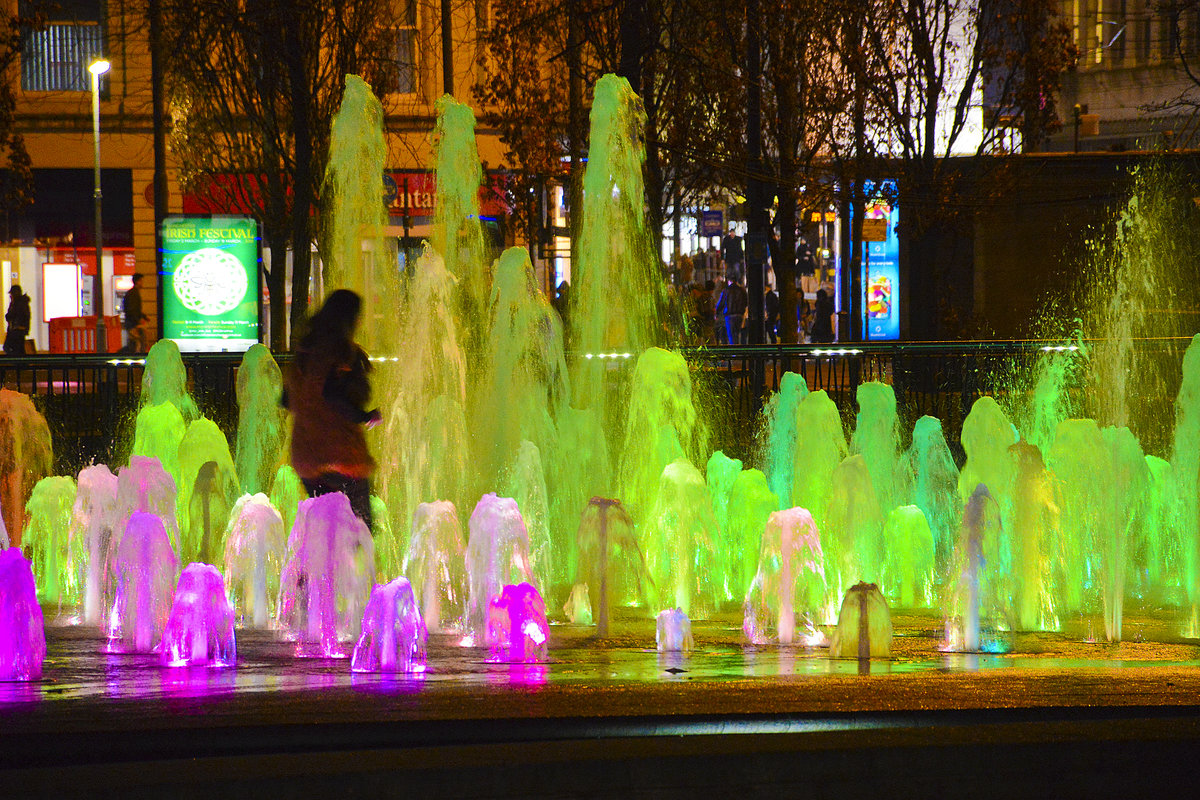 Abendaufnahme vom Springbrunnen in den Piccadilly Gardens in Manchester City Centre - England. Aufnahme: 10. Mrz 2018.