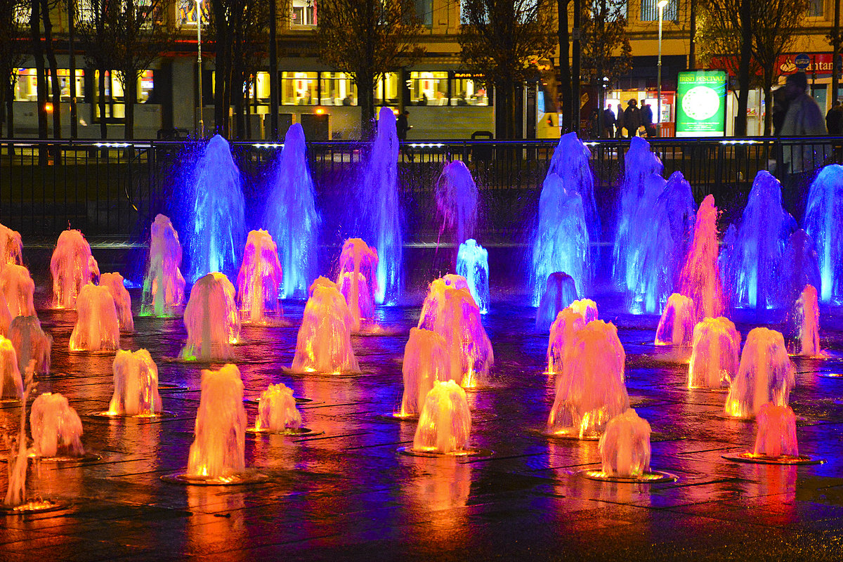 Abendaufnahme vom Springbrunnen in den Piccadilly Gardens in Manchester City Centre - England. Aufnahme: 10. Mrz 2018.