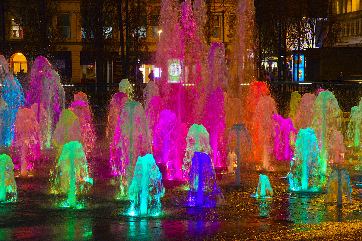 Abendaufnahme vom Springbrunnen in den Piccadilly Gardens in Manchester City Centre - England. Aufnahme: 10. Mrz 2018.