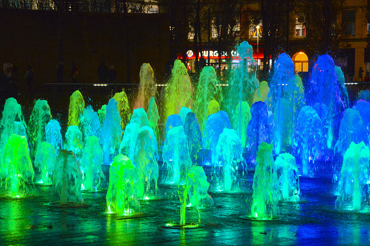 Abendaufnahme vom Springbrunnen in den Piccadilly Gardens in Manchester City Centre - England. Aufnahme: 10. Mrz 2018.