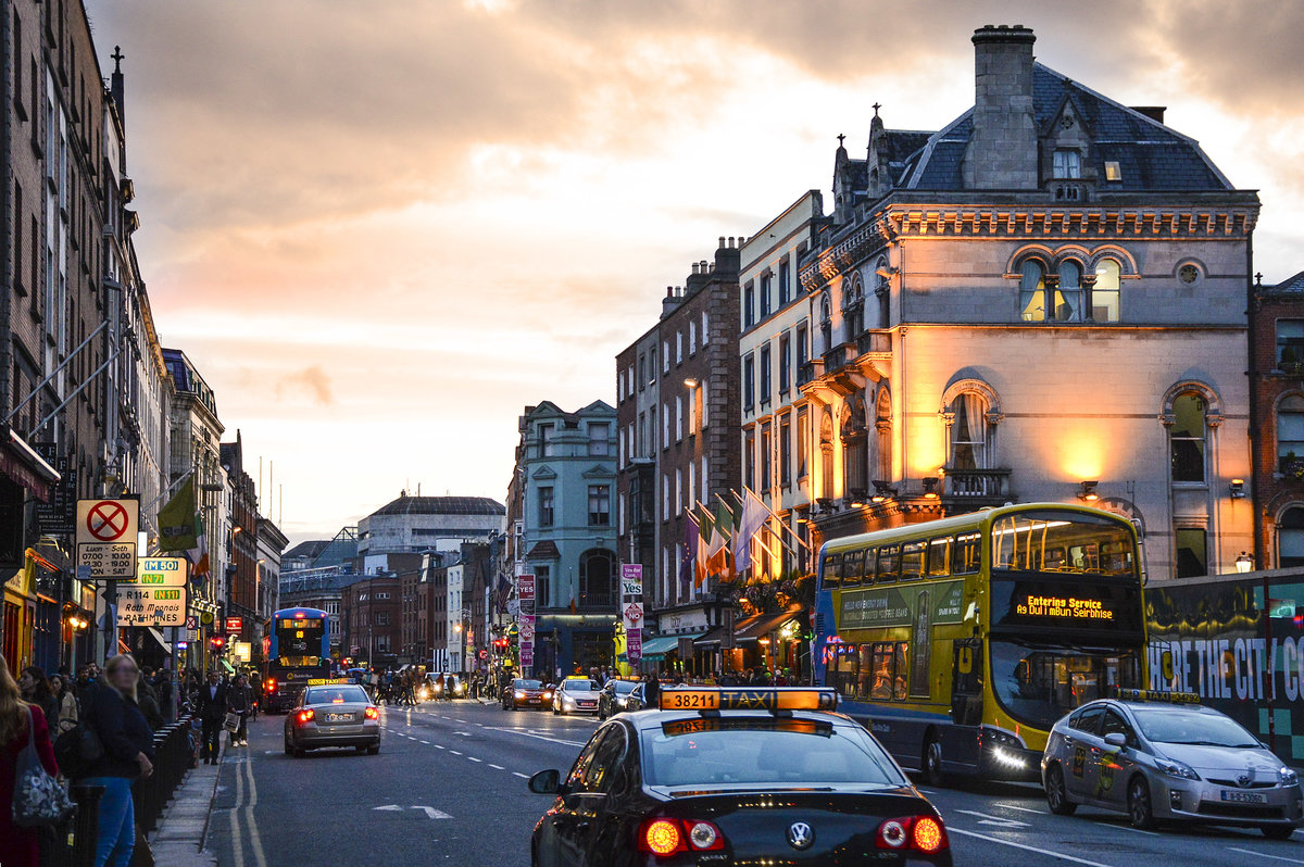 Abenddmmerung ber Fleet Street in der irischen Hauptstadt Dublin. Aufnahme: 11. Mai 2018.