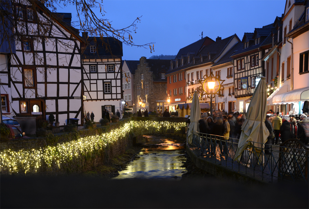 Abendliche Beleuchtung am Erftlauf in Bad Mnstereifel. 06.12.2014