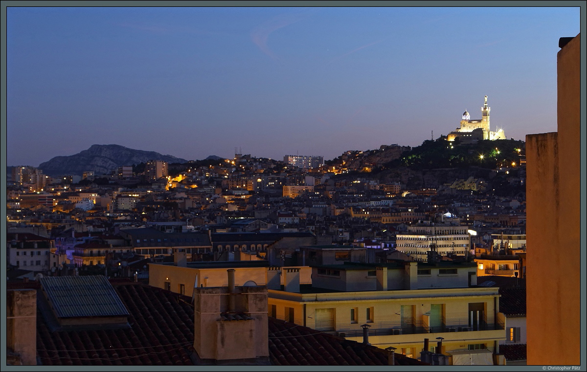 Abendlicher Ausblick einem Hotelzimmer ber die Dcher von Marseille zur Kirche Notre-Dame de la Garde. (28.09.2018)
