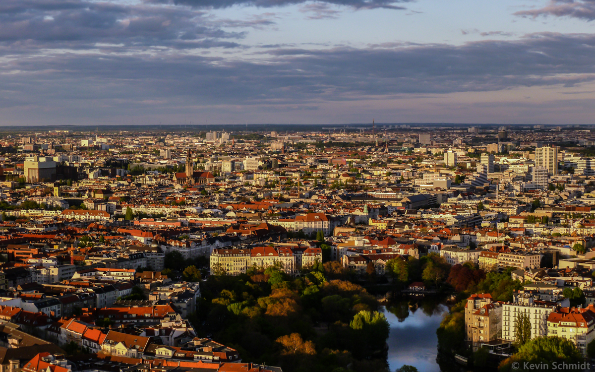 Abendlicher Blick vom <a href= http://www.funkturm-messeberlin.de >Berliner Funkturm</a> auf den Stadtteil Charlottenburg mit dem Lietzensee im Vordergrund, mit gutem Willen (und etwas Ortskenntnis) ebenfalls zu erkennen das Rathaus Charlottenburg, 16.04.2014.