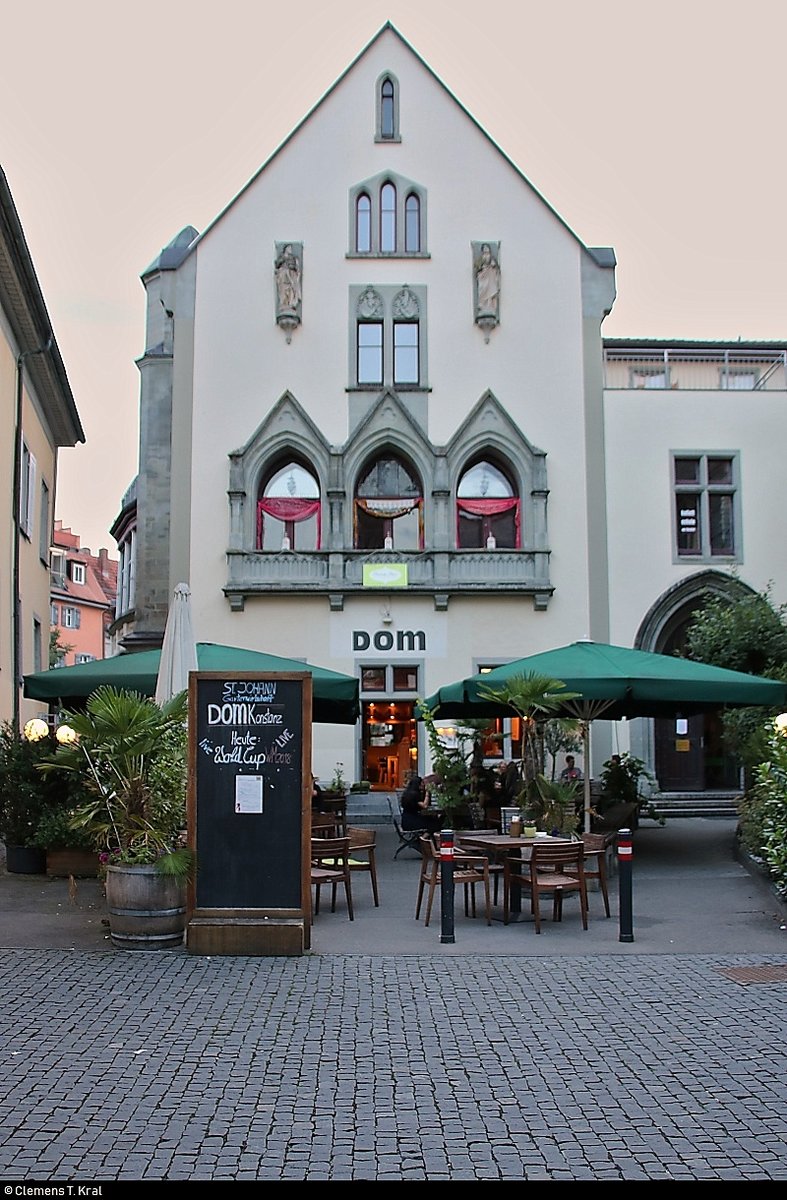 Abendlicher Blick auf den  DOM Konstanz , ein Caf, eine Bar und ein Restaurant in der Brckengasse in Konstanz.
[9.7.2018 | 21:05 Uhr]