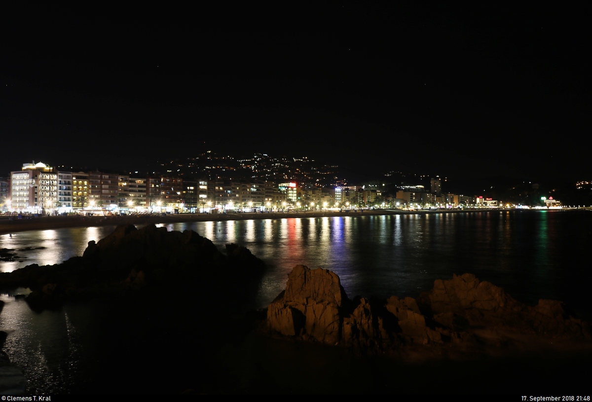 Abendlicher Blick auf die Stadt Lloret de Mar (E) am Mittelmeer (Costa Brava) mit seinen Lichtern.
[17.9.2018 | 21:48 Uhr]