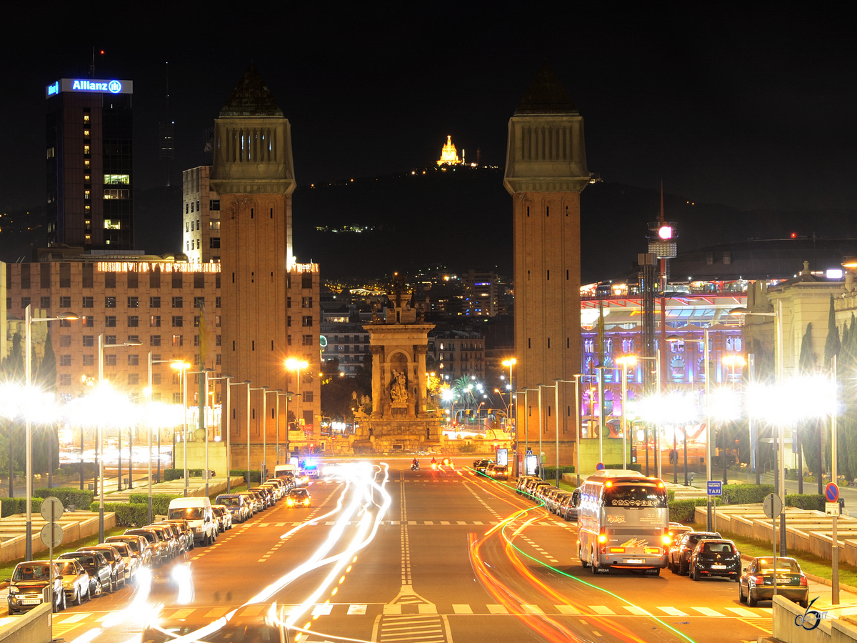 Abendlicher Blick durch die zwei dem Markusturm in Venedig nachemfundenen Backsteintrme auf den Spanischen Platz in Barcelona. (Dezember 2011)