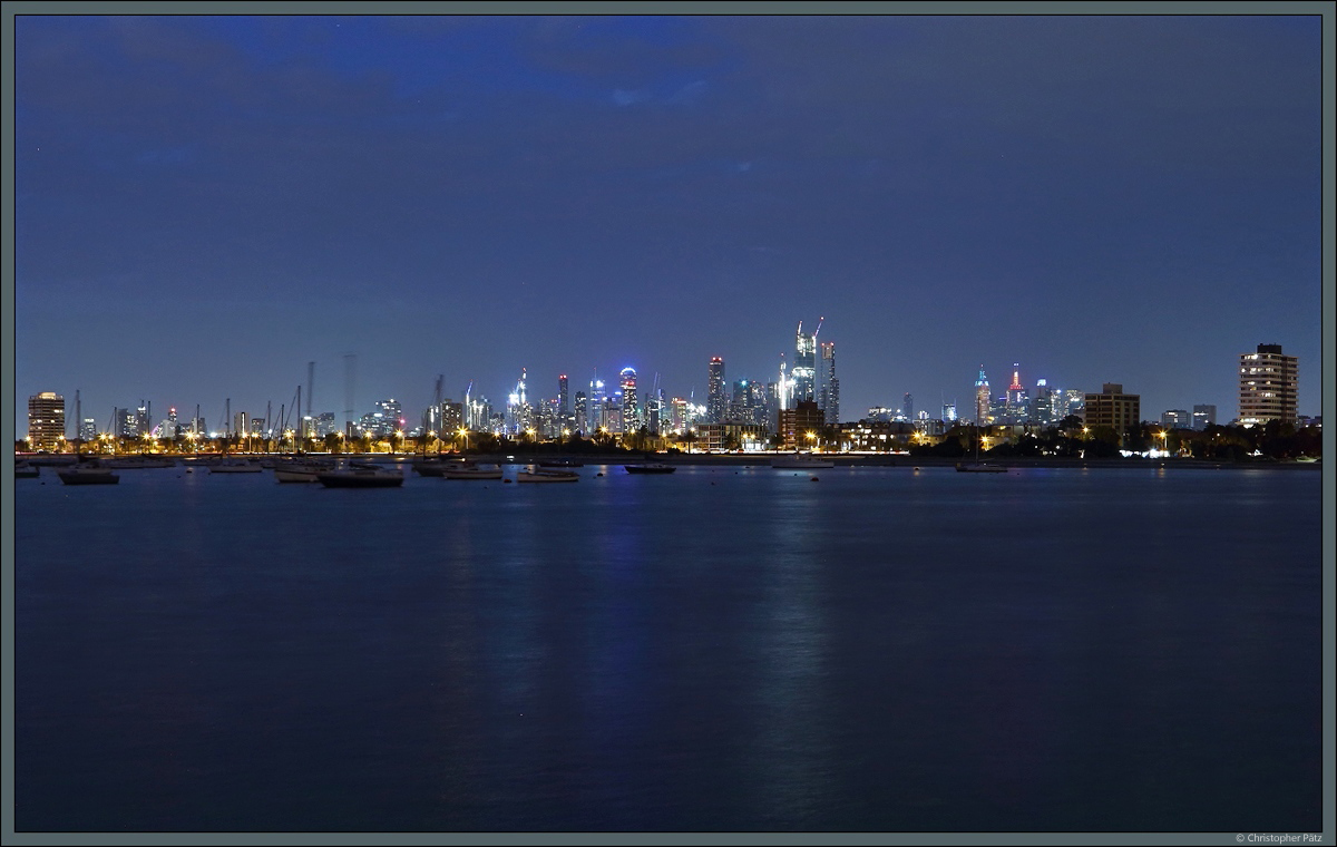 Abendlicher Blick vom Pier St. Kilda auf die Skyline von Melbourne. (29.12.2019)