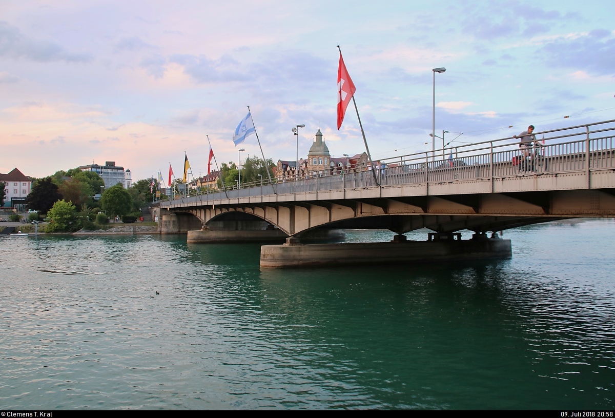 Abendlicher Blick vom Rheinsteig auf die Alte Rheinbrcke in Konstanz.
Die Rheinbrcke verfgt neben einem Fu- und einem Radweg sowie einer fnfstreifigen Strae auch ber ein Gleis fr die Eisenbahn.
[9.7.2018 | 20:58 Uhr]