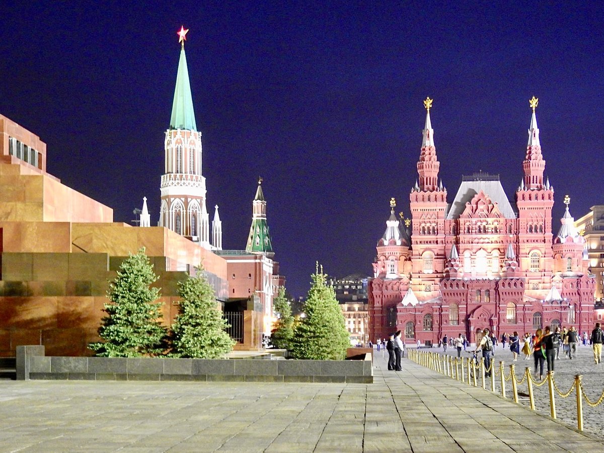 Abendlicher Blick ber den Roten Platz in Moskau. Vorne links das Lenin Mausoleum, dahinter der Nikolaus Turm und rechts das Staatl. Historische Museum. Foto vom 17.05.2018.