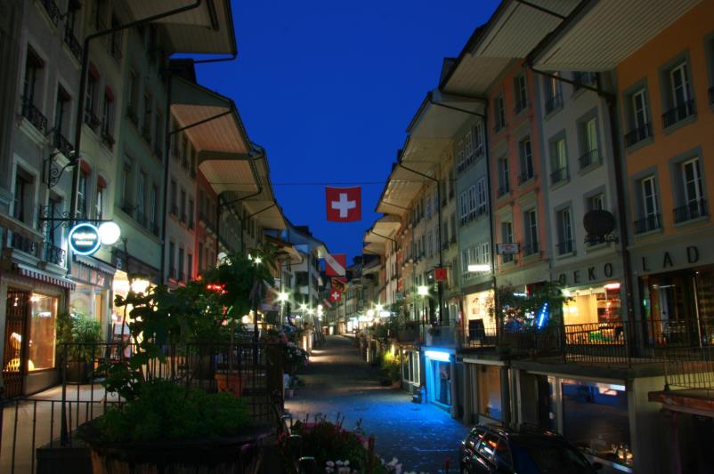 Abendlicher Spaziergang durch die Altstadt von Thun. Blick in die Hauptgasse; 12.06.2013