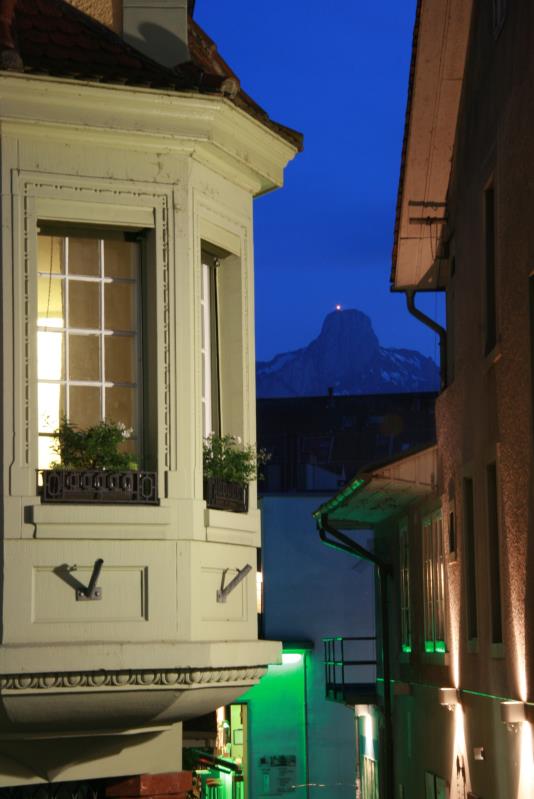 Abendlicher Spaziergang durch die Altstadt von Thun. Blick aus der Hauptgasse zum Stockhorn; 12.06.2013