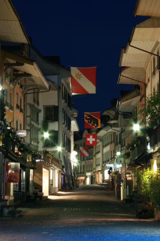 Abendlicher Spaziergang durch die Altstadt von Thun. Blick in die Hauptgasse; 12.06.2013