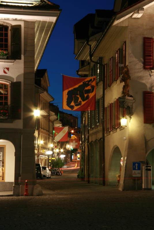 Abendlicher Spaziergang durch die Altstadt von Thun. Blick in die Hauptgasse; 12.06.2013