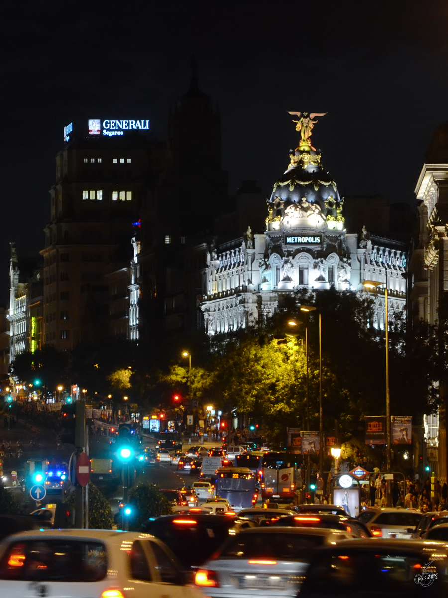 Abendlicher Straenverkehr auf der Gran Va in Madrid. (September 2011)